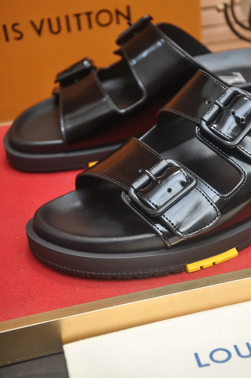 Men's shoes 💰400💶 [Louis Vuitton LV slippers] (high-end cowhide) counter 1:1 fashion style, a must-have for summer! The designer used LV’s iconic outsole. The original simple slippers instantly become fashionable! The upper is made of flexible special cowhide leather straps alternately, and the workmanship is exquisite! A must-have for stylish men in summer, size 38-45 (45 customized)